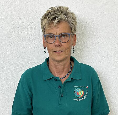 Silvia_Schnur Bild einer Frau. Sie träft ein Shirt mit der Aufschrift "Jugendrotkreuz"